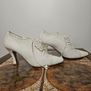 Vintage Donald J Pliner Cream Lace-Up Suede & Leather Toe Boot With Kitten Heel